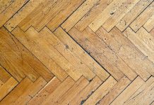 Tehnika od 3 minuta za obnovu izgrebanog parketa: Trebaju vam samo 2 stvari iz kupatila Tehnika od 3 minuta za obnovu izgrebanog parketa: Trebaju vam samo 2 stvari iz kupatila - featured image