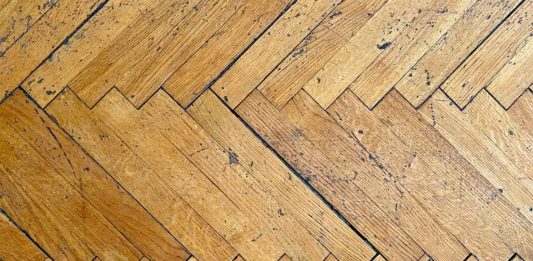 Tehnika od 3 minuta za obnovu izgrebanog parketa: Trebaju vam samo 2 stvari iz kupatila Tehnika od 3 minuta za obnovu izgrebanog parketa: Trebaju vam samo 2 stvari iz kupatila - featured image