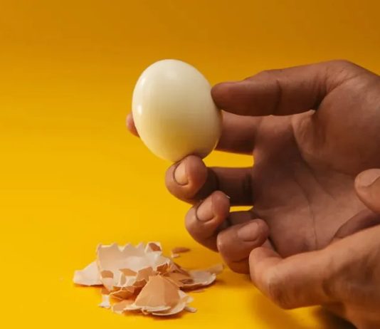 Mukama je došao kraj: Jednostavan trik za savršeno guljenje tvrdo kuhanih jaja Mukama je došao kraj: Jednostavan trik za savršeno guljenje tvrdo kuhanih jaja - featured image