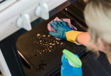 Kako očistiti pećnicu bez jakih hemikalija? Tajna se krije u jednoj kuhinjskoj namirnici Kako očistiti pećnicu bez jakih hemikalija? Tajna se krije u jednoj kuhinjskoj namirnici - featured image