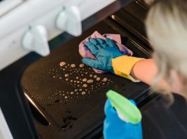 Kako očistiti pećnicu bez jakih hemikalija? Tajna se krije u jednoj kuhinjskoj namirnici Kako očistiti pećnicu bez jakih hemikalija? Tajna se krije u jednoj kuhinjskoj namirnici - featured image