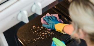 Kako očistiti pećnicu bez jakih hemikalija? Tajna se krije u jednoj kuhinjskoj namirnici Kako očistiti pećnicu bez jakih hemikalija? Tajna se krije u jednoj kuhinjskoj namirnici - featured image