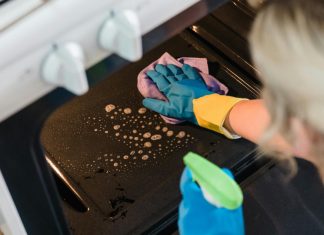 Kako očistiti pećnicu bez jakih hemikalija? Tajna se krije u jednoj kuhinjskoj namirnici Kako očistiti pećnicu bez jakih hemikalija? Tajna se krije u jednoj kuhinjskoj namirnici - featured image