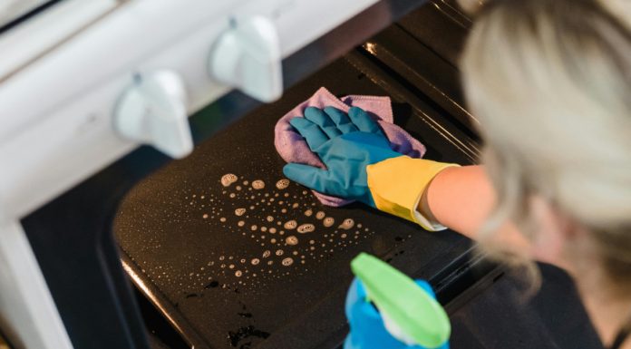 Kako očistiti pećnicu bez jakih hemikalija? Tajna se krije u jednoj kuhinjskoj namirnici Kako očistiti pećnicu bez jakih hemikalija? Tajna se krije u jednoj kuhinjskoj namirnici - featured image