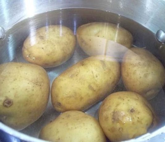 ŽENE ZAPIŠITE OVAJ RECEPT: Voda od kuhanog krompira će rešiti vaš najveći problem! ŽENE ZAPIŠITE OVAJ RECEPT: Voda od kuhanog krompira će rešiti vaš najveći problem! - featured image