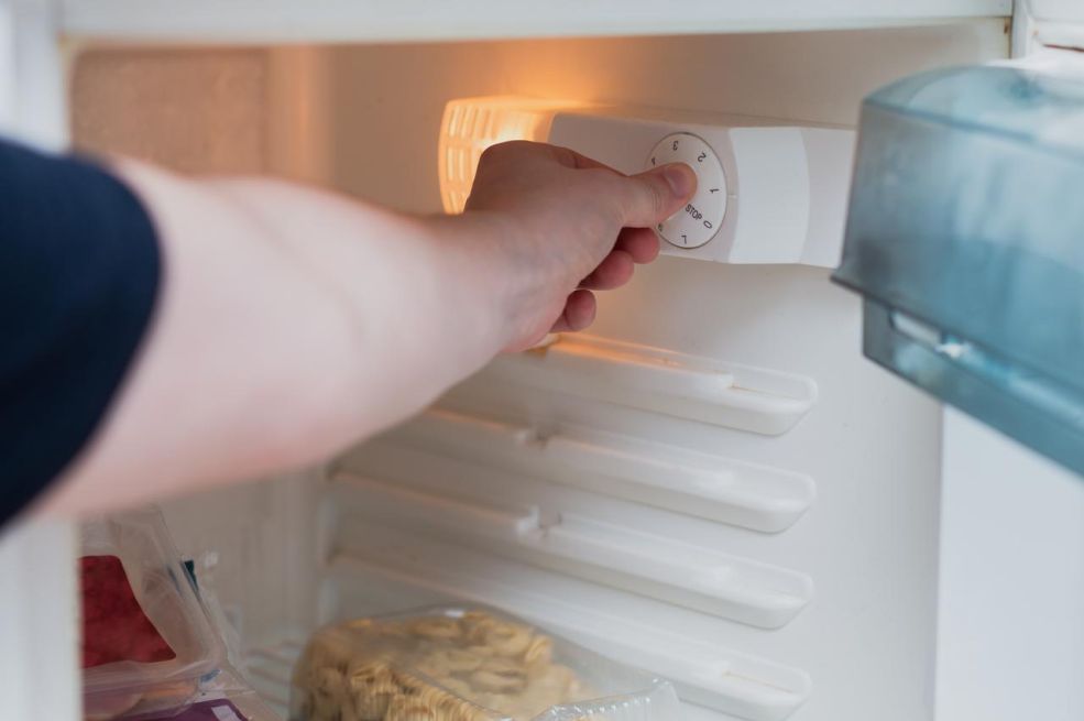 Većina ljudi pogrešno prilagođava temperaturu frižidera: Evo što znače brojevi na kotačiću - featured image Većina ljudi pogrešno prilagođava temperaturu frižidera: Evo što znače brojevi na kotačiću - featured image