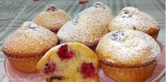 RECEPT ZA 5 MINUTA: Mafini sa višnjama za 5 minuta, mera na šolje!!! RECEPT ZA 5 MINUTA: Mafini sa višnjama za 5 minuta, mera na šolje!!! - featured image