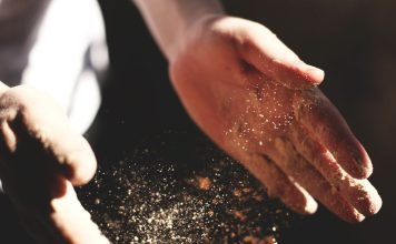 Trnu vam ruke? Evo koji simptomi zahtijevaju hitnu medicinsku pomoć Trnu vam ruke? Evo koji simptomi zahtijevaju hitnu medicinsku pomoć - featured image