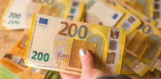 Novac stiže za 4 znaka: Evo ko će dobiti pare do 8. avgusta Novac stiže za 4 znaka: Evo ko će dobiti pare do 8. avgusta - featured image