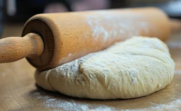 Kore budu tanke, elastične i ne pucaju: Pekari uvijek rade ovo PRIJE RAZVLAČENJA tijesta Kore budu tanke, elastične i ne pucaju: Pekari uvijek rade ovo PRIJE RAZVLAČENJA tijesta - featured image