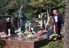 Dijani se slošilo NA GROBU ĆERKE LANE, u pomoć joj pritrčao nepoznat stranac, a onda… U sekundi se SKAMENILA! Dijani se slošilo NA GROBU ĆERKE LANE, u pomoć joj pritrčao nepoznat stranac, a onda... U sekundi se SKAMENILA! - featured image