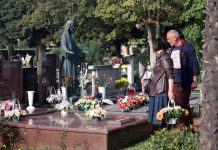 Dijani se slošilo NA GROBU ĆERKE LANE, u pomoć joj pritrčao nepoznat stranac, a onda… U sekundi se SKAMENILA! Dijani se slošilo NA GROBU ĆERKE LANE, u pomoć joj pritrčao nepoznat stranac, a onda... U sekundi se SKAMENILA! - featured image