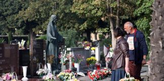 Dijani se slošilo NA GROBU ĆERKE LANE, u pomoć joj pritrčao nepoznat stranac, a onda… U sekundi se SKAMENILA! Dijani se slošilo NA GROBU ĆERKE LANE, u pomoć joj pritrčao nepoznat stranac, a onda... U sekundi se SKAMENILA! - featured image