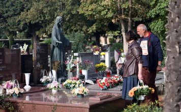 Dijani se slošilo NA GROBU ĆERKE LANE, u pomoć joj pritrčao nepoznat stranac, a onda… U sekundi se SKAMENILA! Dijani se slošilo NA GROBU ĆERKE LANE, u pomoć joj pritrčao nepoznat stranac, a onda... U sekundi se SKAMENILA! - featured image