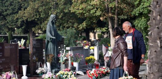 Dijani se slošilo NA GROBU ĆERKE LANE, u pomoć joj pritrčao nepoznat stranac, a onda… U sekundi se SKAMENILA! Dijani se slošilo NA GROBU ĆERKE LANE, u pomoć joj pritrčao nepoznat stranac, a onda... U sekundi se SKAMENILA! - featured image