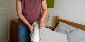 Stavite kašiku ispod jastuka prije spavanja: Stari običaj se vraća, a mnogi tvrde da im pomaže Stavite kašiku ispod jastuka prije spavanja: Stari običaj se vraća, a mnogi tvrde da im pomaže - featured image