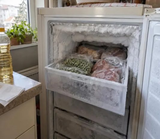 Ako vam se u zamrzivaču stalno hvata led, stavite ovu namirnicu i riješite problem bez muke Ako vam se u zamrzivaču stalno hvata led, stavite ovu namirnicu i riješite problem bez muke - featured image
