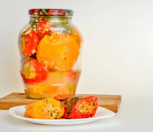 PAPRIKE PUNJENE KUPUSOM za zimnicu: RECEPT za savršeno hrskavu salatu koja nestaje sa stola PAPRIKE PUNJENE KUPUSOM za zimnicu: RECEPT za savršeno hrskavu salatu koja nestaje sa stola - featured image