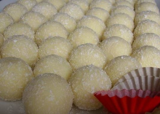 NEKO IH SPREMA SA MLIJEKOM U PRAHU NEKO BEZ A JA IH SPREMAM NA NAJJEDNOSAVNI NAČIN: RAFFAELO KUGLICE NEKO IH SPREMA SA MLIJEKOM U PRAHU NEKO BEZ A JA IH SPREMAM NA NAJJEDNOSAVNI NAČIN: RAFFAELO KUGLICE - featured image
